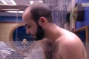 BBB 18 - Mahmoud toma banho pelado bantam BBB