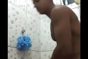 Chico duchandose